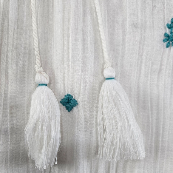 Soft Surroundings White Blue Embroidered Boho Cotton Peasant Top Size Medium - Picture 5 of 9